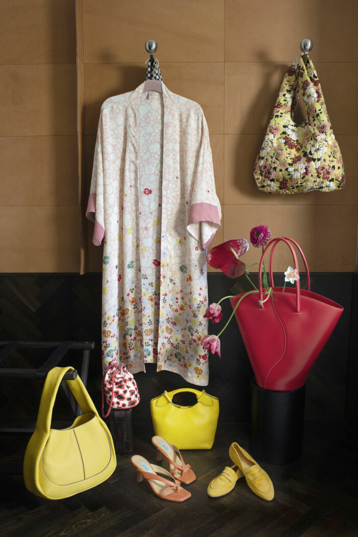 Från vänster: Kimono i viskos, S–L, 1299 kr, Beck Söndergaard. Blommig väska i textil, 499 kr, Beck Söndergaard. Röd väska i läder, 4500 kr, Little Liffner. Gul väska i läder, 12000 kr, Tod’s/Mytheresa.com. Väska i pärlor/textil, 999 kr, Beck Söndergaard. Gul väska i läder, 4350 kr, Decadent. Remsandalett i läder, 2199 kr, Apair. Loafers i mocka, 799 kr, Tamaris. Blommig morgonrock, blommig väska från Beck Söndergaard och en röd toteväska från Little Liffner.