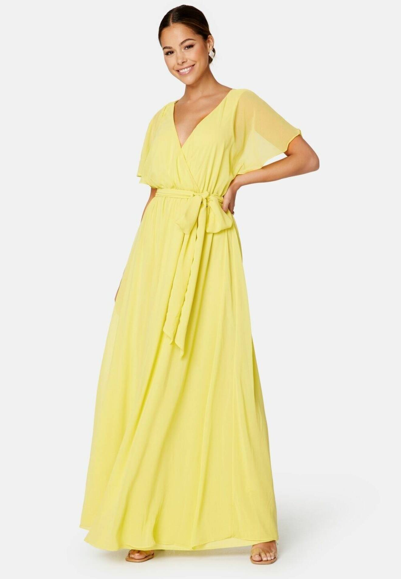gul maxiklänning med kort ärm och knytning i midjan från bubbleroom för klädkoden högtidsdräkt