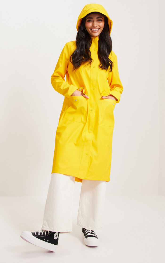 gul lång regnkappa med luva för dam från only