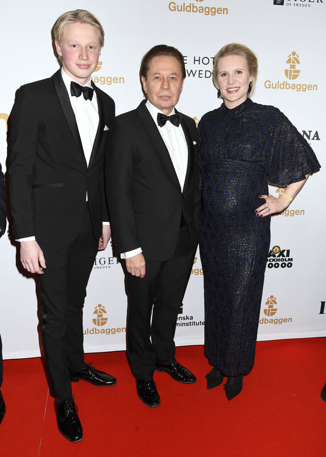 Syskonen William och Julia följde med pappa Reine Brynolfsson på Guldbaggegalan 2018. julia, william och reine brynolfsson 2018