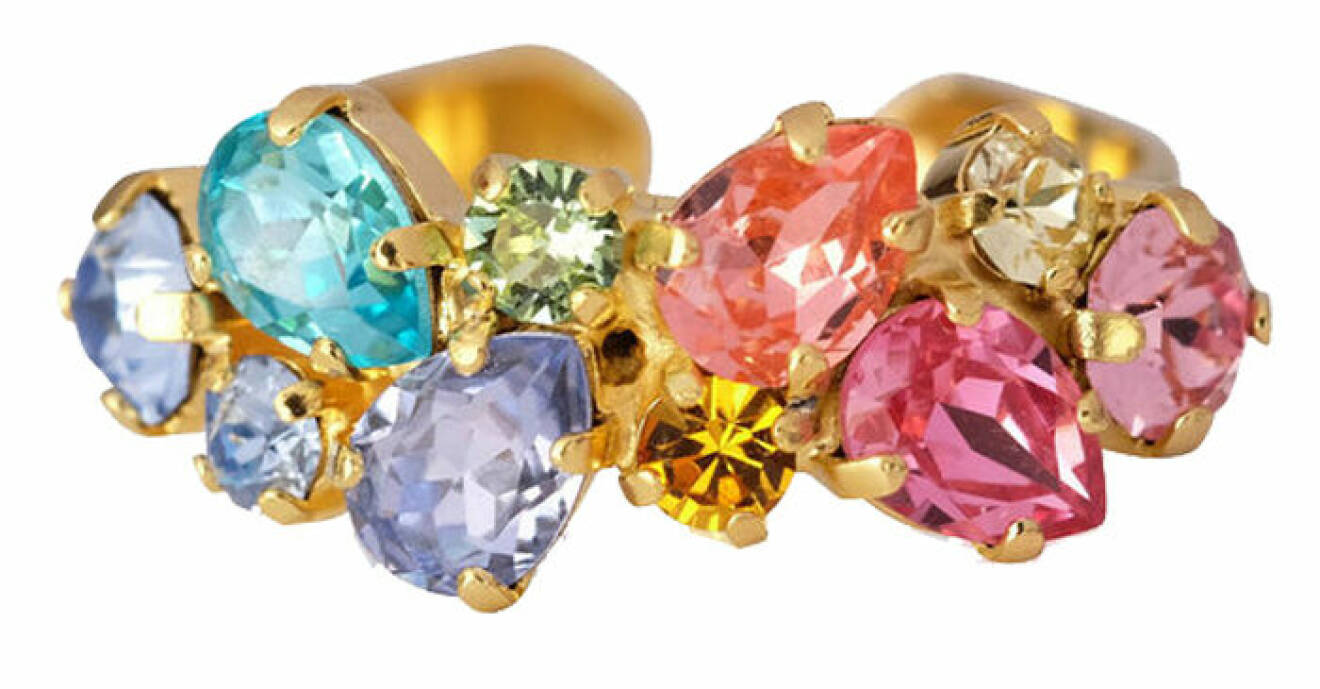 guldpläterad ring med färgglada stenar från Caroline Svedbom för dam våren 2022