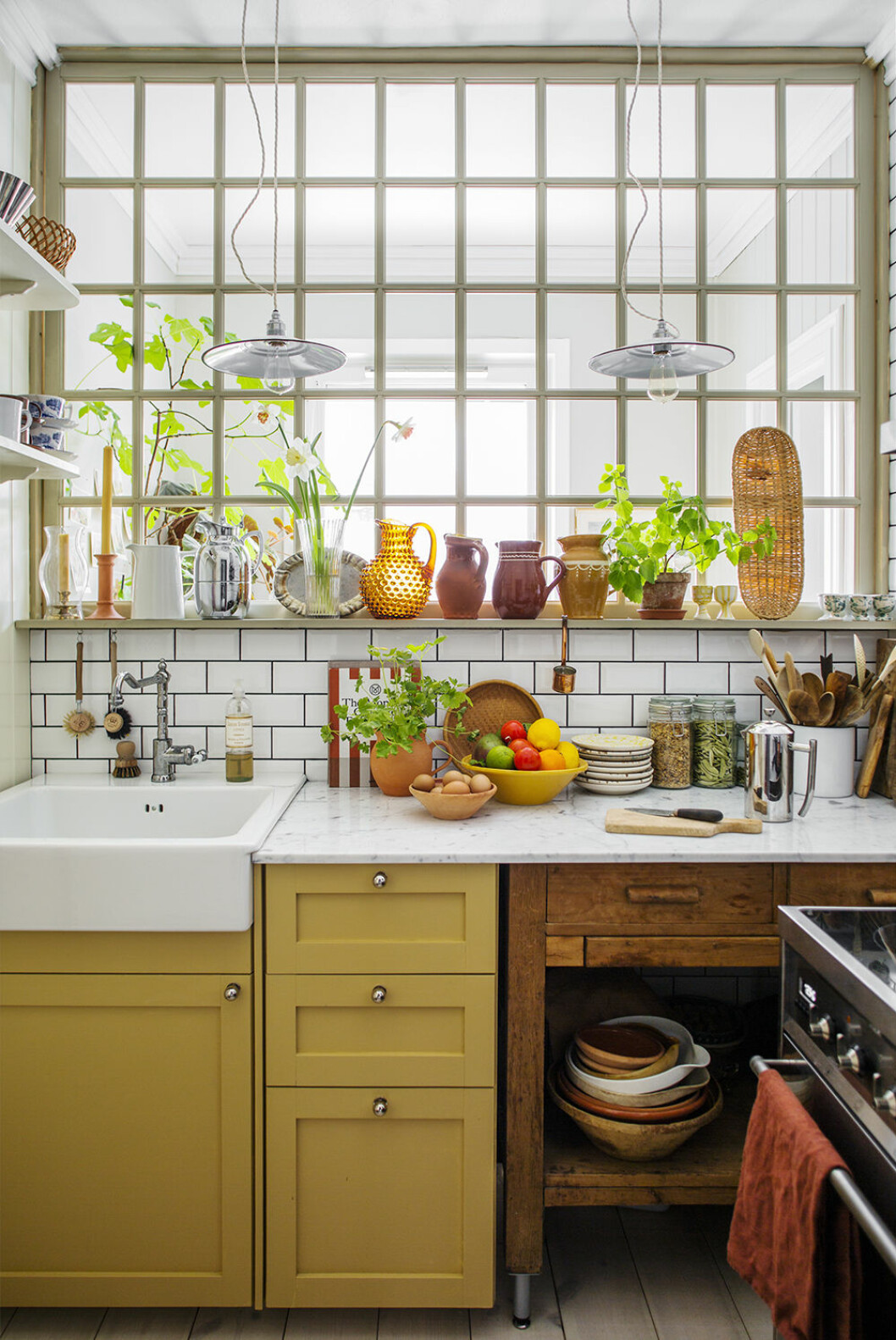 Några gula detaljer – eller ett gult kök? Addera färg i den dos som passar dig. Styling: Jill Windahl Foto: Lina Östling för Alcro Kök i trendigt gul färg