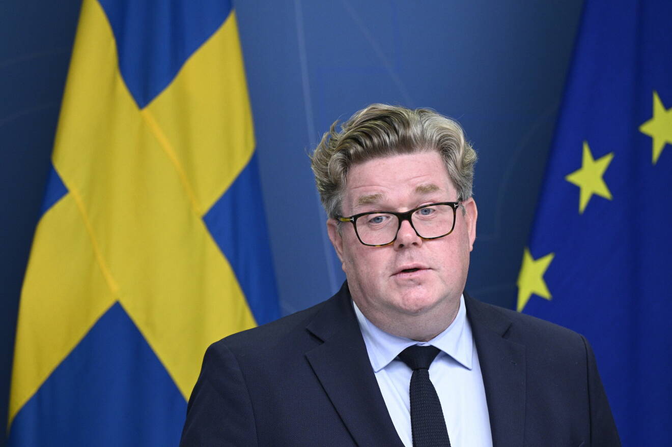 Gunnar Strömmer på presskonferens om terrorhotnivån.