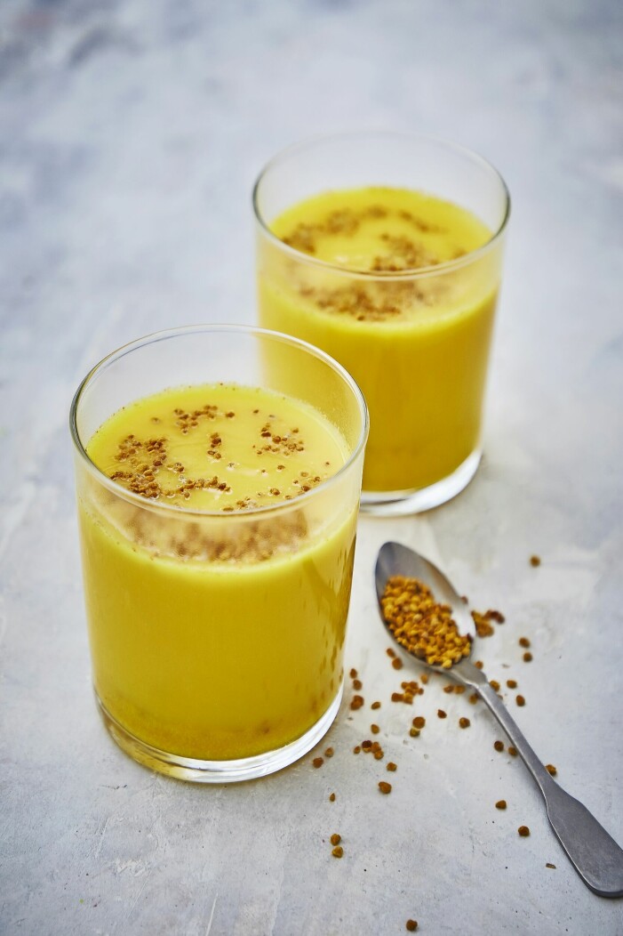 God uppiggande dryck med gurkmeja och kanel. Golden milk med chili och kanel