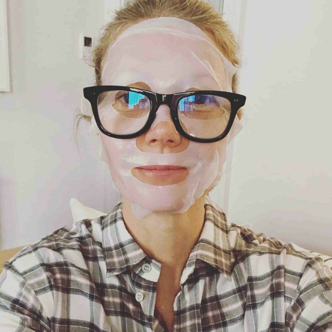 Gwyneth Palthrow under karantän. Gwyneth Palthrow i ansiktsmask och glasögon