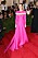 Gwyneth Paltrow i cerise klänning med långa ärmar och släp på Met-galan 2013.