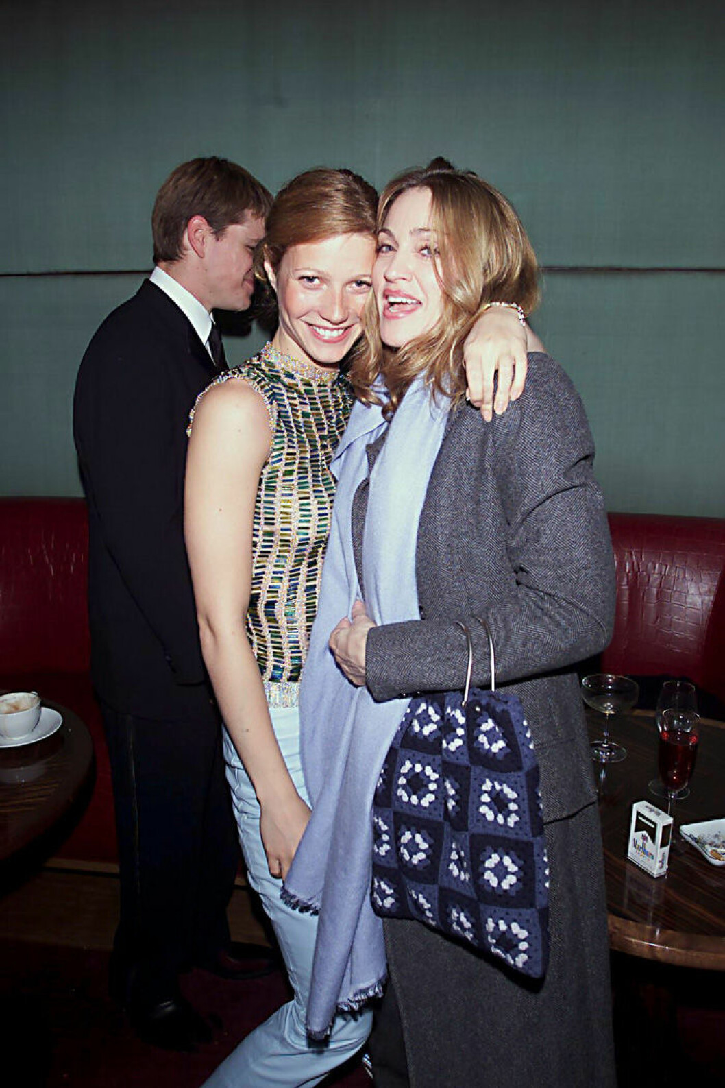 Gwyneth Paltrow och Madonna på filmpremiären av <em>The Talented Mr Ripley</em>, 2000. En bild på Gwyneth Paltrow och Madonna på filmpremiären av The Talented Mr Ripley, 2000.