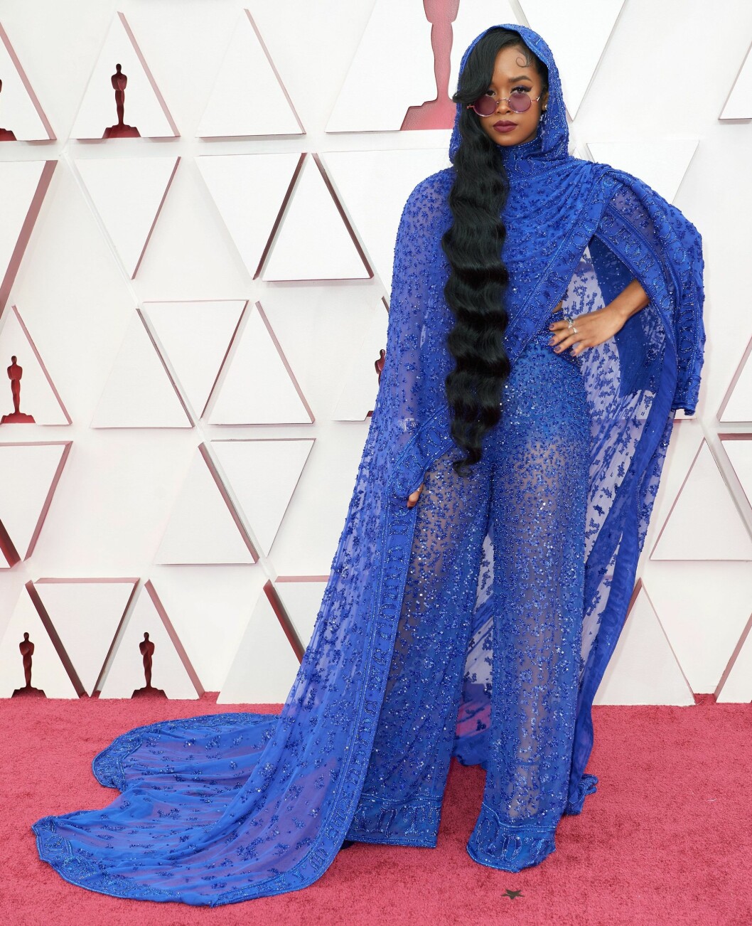 H.E.R i en lila dress inspirerad av Prince