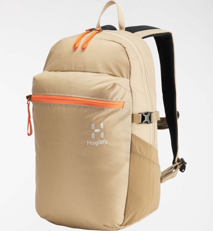 Ryggsäck, Haglöfs. <a target="_blank" rel="nofollow" href="https://clk.tradedoubler.com/click?p=306618&a=3025660&epi=an-outdoor&url=https%3A%2F%2Fwww.haglofs.com%2Fse%2Fsv-se%2Fmoran%2Fp%2F338160-4NU.html%3Fsize%3D005">Klicka på bilden för att komma direkt till produkten!</a> Beige ryggsäck med orangea detaljer. Ryggsäck från Haglöfs.