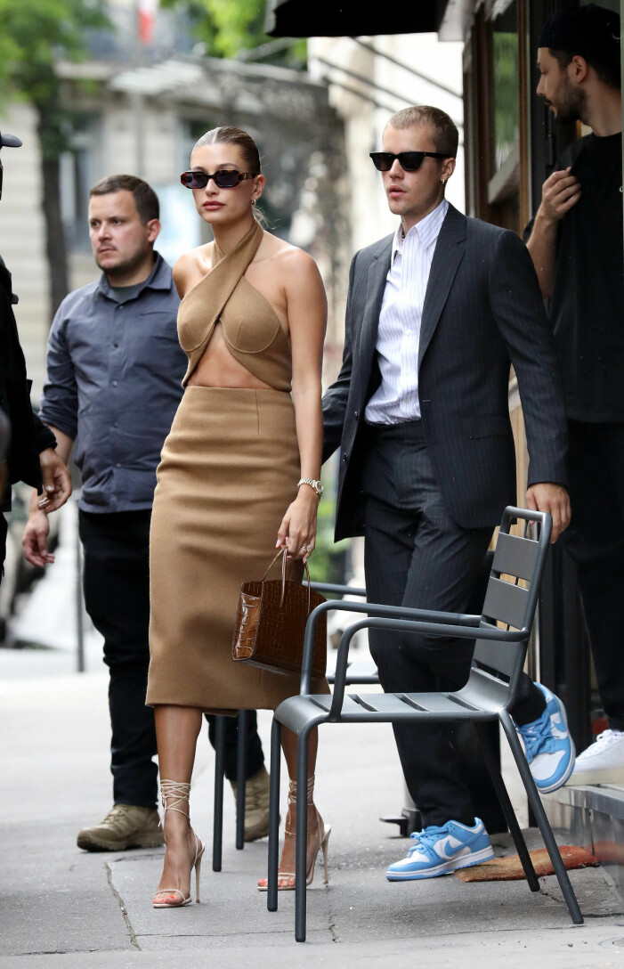 Hailey Bieber med väska i crockoskinn från Little Liffner. Foto: TT Hailey Bieber och Justin Bieber fotade på stan. Hailey har en brun outfit med en crockomönstrad handväska i brunt från svenska Little Liffner. Hon bär solglasögon och nudefärgade strappy sandals med klack.