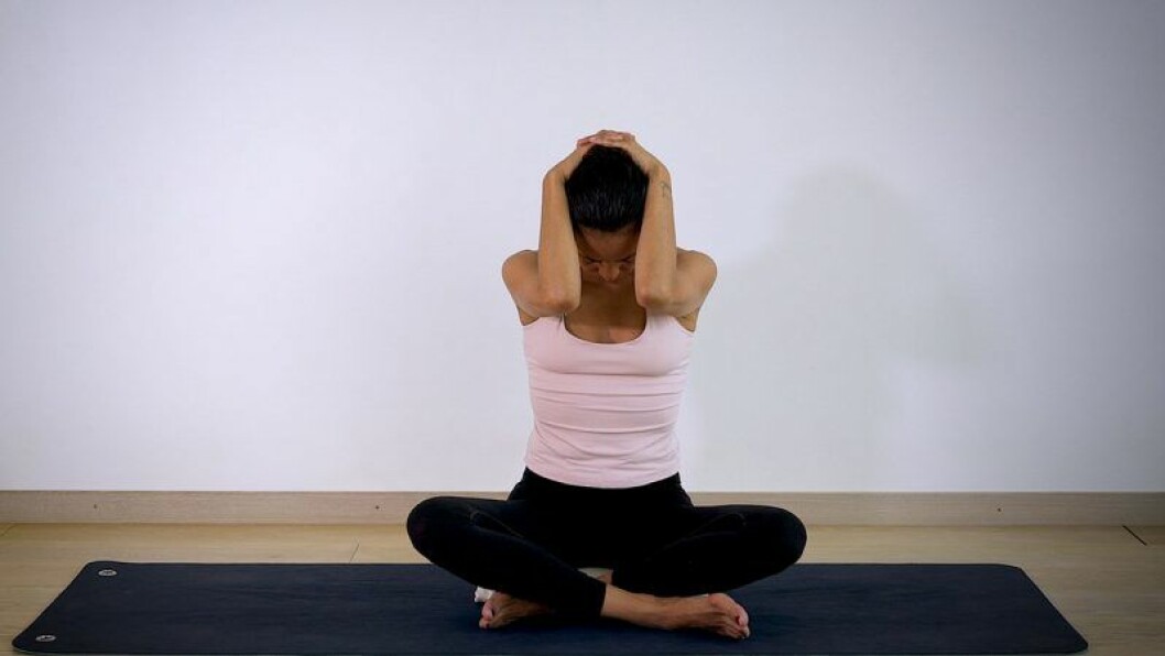 Johanna Ljunggren gör yogapositionen Hakan mot bröstet
