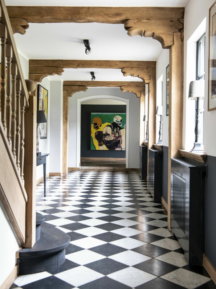 I den stora hallen ligger ett rutigt marmorgolv. Trappräcke och bjälkar är i original sedan huset byggdes. Stor hall med marmorgolv.
