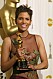 Halle Berry på Oscarsgalan med pris