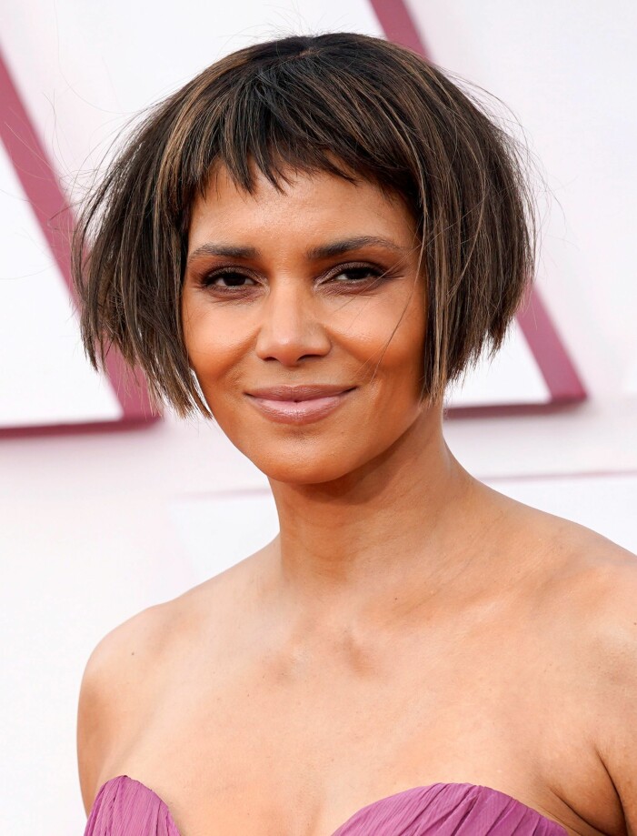 Halle Berry med kort hår och lugg