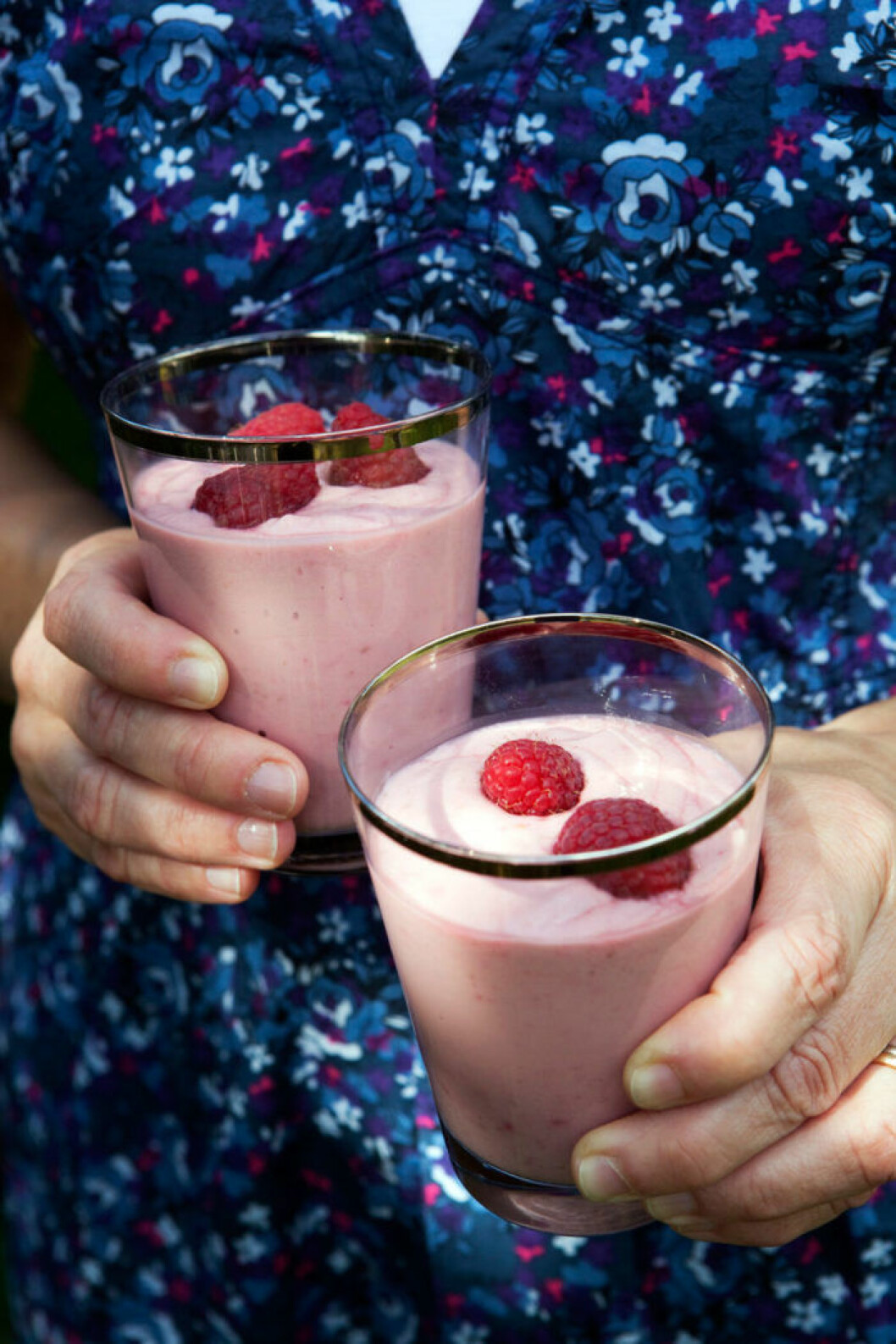 HALLONSMOOTHIE MED AVOKADO OCH INGEFÄRA HALLONSMOOTHIE MED AVOKADO OCH INGEFÄRA
