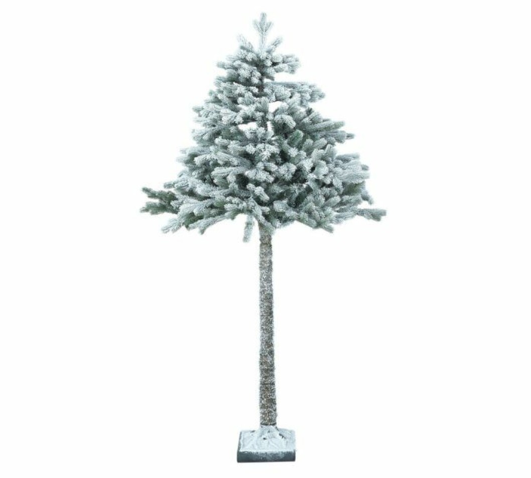 Den festligare varianten är snöklädd och går i vitt. Foto: Argos Halv julgran, snöklädd festligare variant