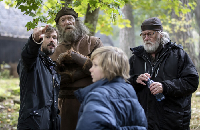 Gustaf Åkerblom har bland annat regisserat barnfilmen Halvdan Viking. Här syns han ge regi åt bland annat Peter Haber och Claes Månsson.