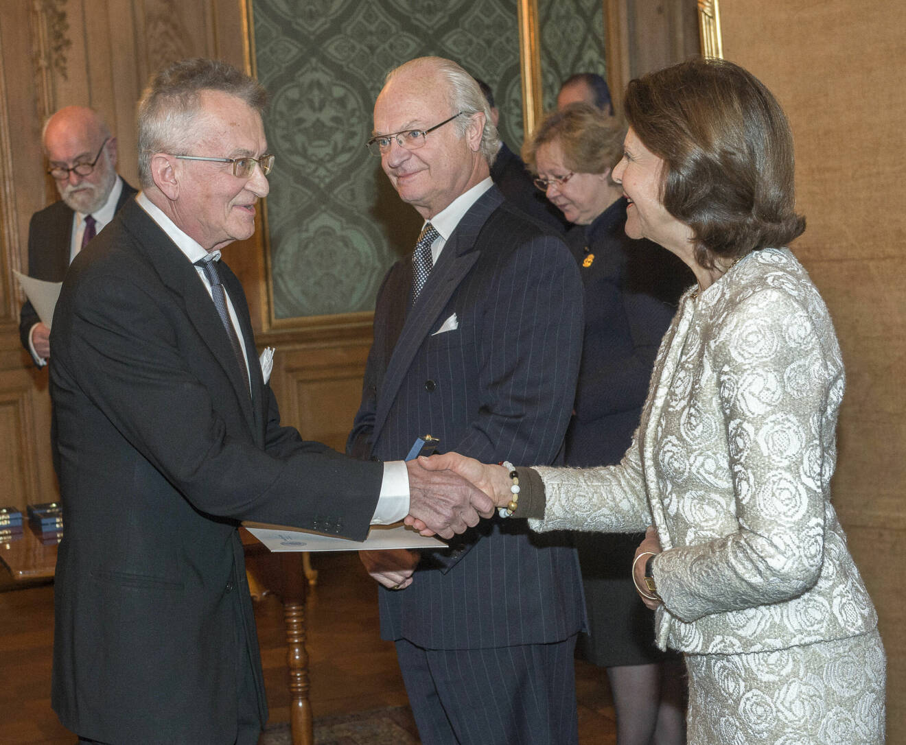 2015 fick Hans Gedda ta emot kungens medalj i 8:e storleken för sitt värv. Han fotograferade kung Carl XVI Gustaf och drottning Silvia i både professionella och privata sammanhang.