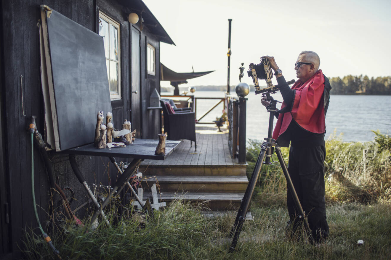 Hans Gedda vid hemmet i Sparreholm utanför Flen där kameran är ett ständigt sällskap än i dag.
