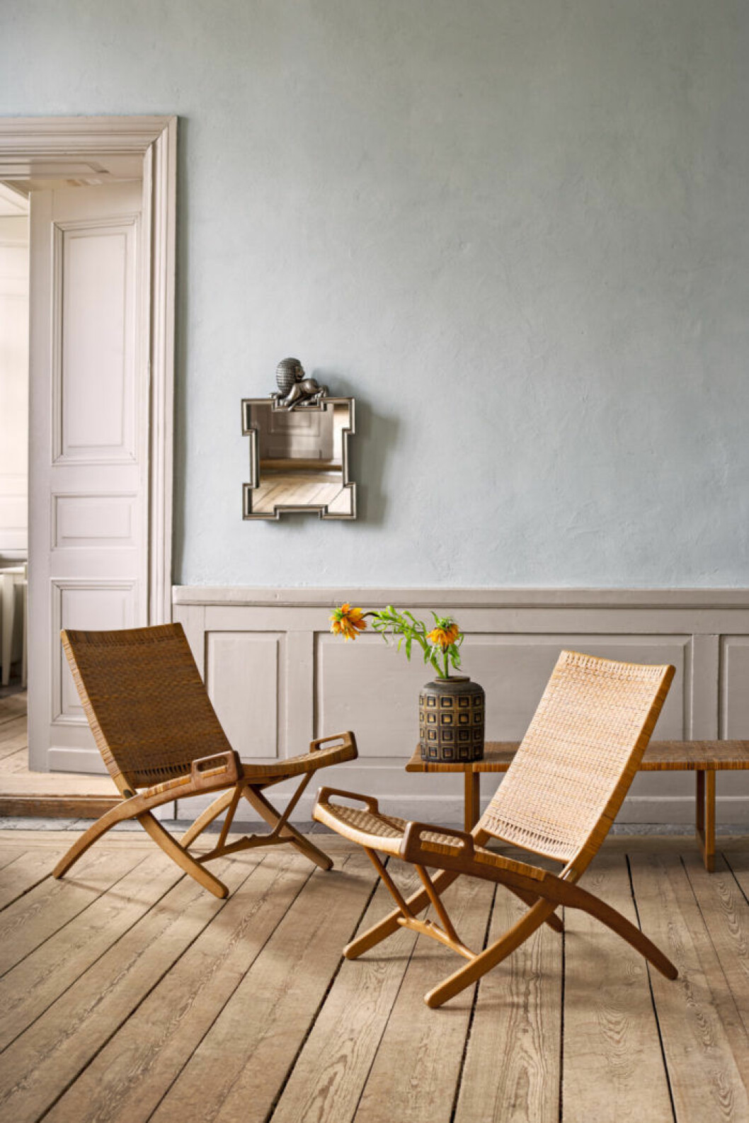 Hans J. Wegner ”Folding Chairs”, spegel Ann Petrus, Svenskt Tenn.