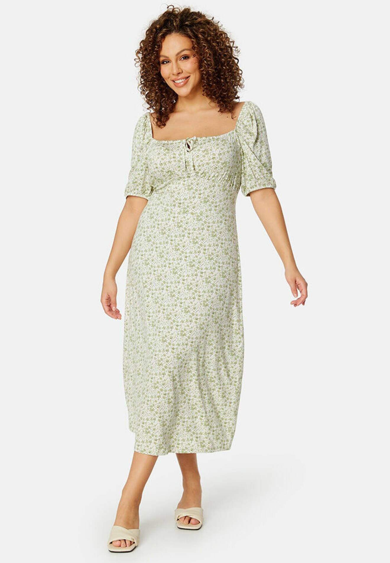 Ljusgrön kortärmad klänning med romantisk design från Happy Holly