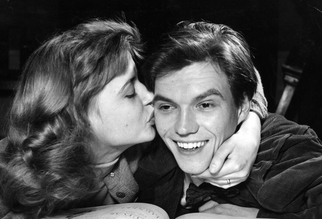 Harriet Andersson och Per Oscarsson var förlovade, men förlovningen bröts då Harriet inledde en relation med stjärnregissören Ingmar Bergman. harriet andersson och per oscarsson