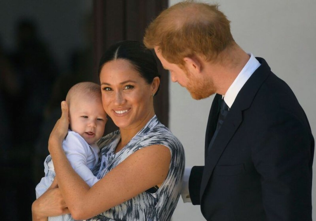 Harry och Meghan Markle tog med sig sonen Archie till Kanada och USA. I sex veckor vilade de från kungliga uppdrag och njöt av att umgås med varandra. Meghan Markle håller sonen Archie och Harry står bakom och håller en hand på Meghans rygg