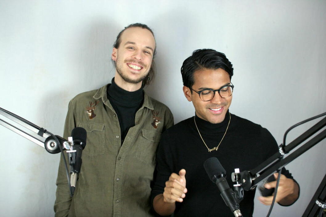 Harry Skärlund och Philip Botström är först ut som gäster i podden <em>Allt vi inte pratar om</em>. Harry och Philip skrattar när de spelar in podden Allt vi inte pratar om.