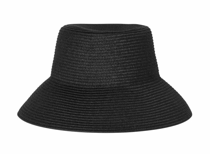 Hatt i strå, 399 kr, MQ. <a target="_blank" rel="nofollow" href="https://go.mq.se/t/t?a=1551600545&as=1218462148&t=2&tk=1&url=https://www.mq.se/stockh-lm-studio-patty-straw-hat-black/&epi=FE-mod—ledigaplagg-mq-hatt-">Klicka på bilden för att komma direkt till den.</a> Hatt från MQ.
