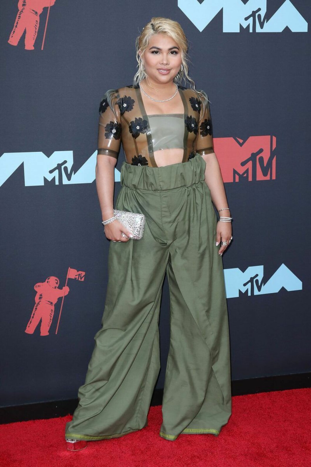 Hayley Kiyoko. Hayley Kiyoko på röda mattan på VMA 2019