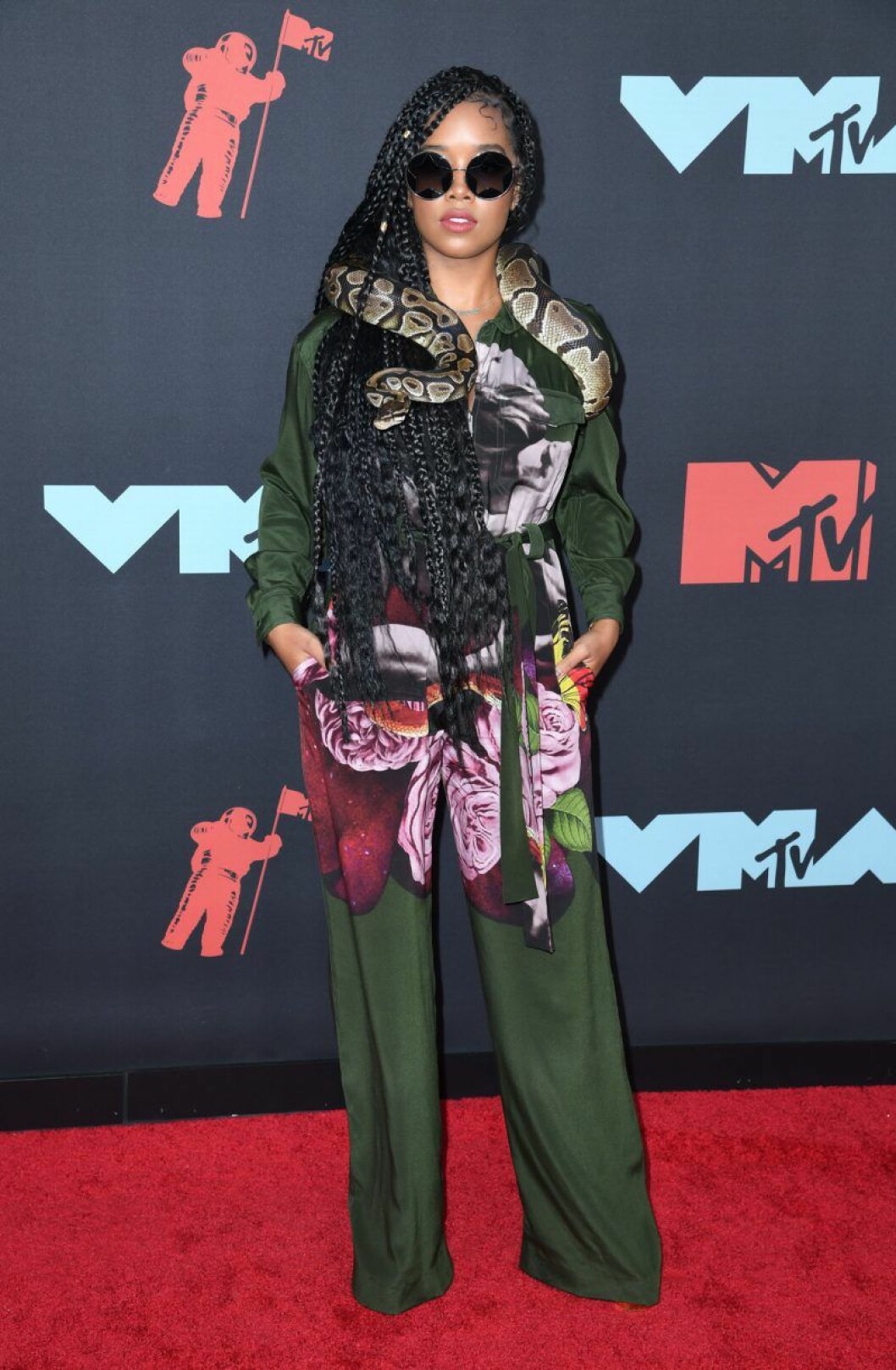 H.E.R. H.E.R. på röda mattan på VMA 2019
