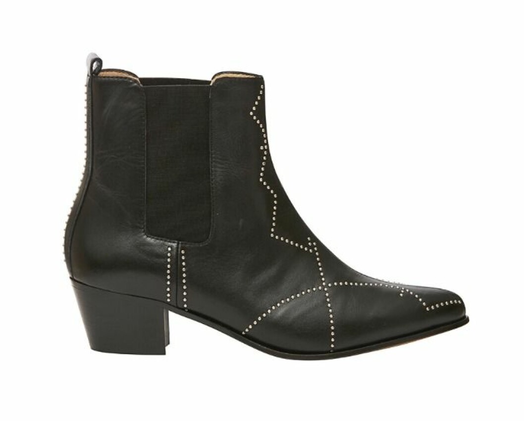 <a href="http://www.heartmade.dk/online-shop/collection-4-2016/164-921-938-chelly/">Med nitar</a>, ca 5 300 kr, Heartmade by Julie Fagerholt. boots-heartmade-julie-fagerholt
