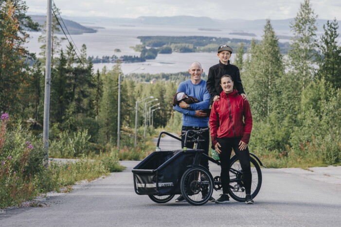 Heidi Andersson och Björn Ferry har investerat i en elbil, men transporterar sig oftast med lastcykeln med dubbdäck. Björn Ferry och Heidi Andersson med barnen Dante och Simon
