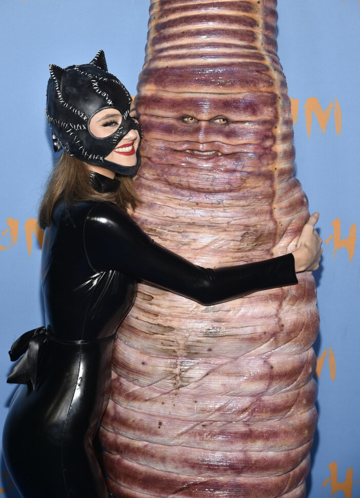 Heidi Klum får en kram av dottern Leni Klum som var utklädd till Catwoman. Heidi Klum och Leni Klum på Halloweenfest 2022.