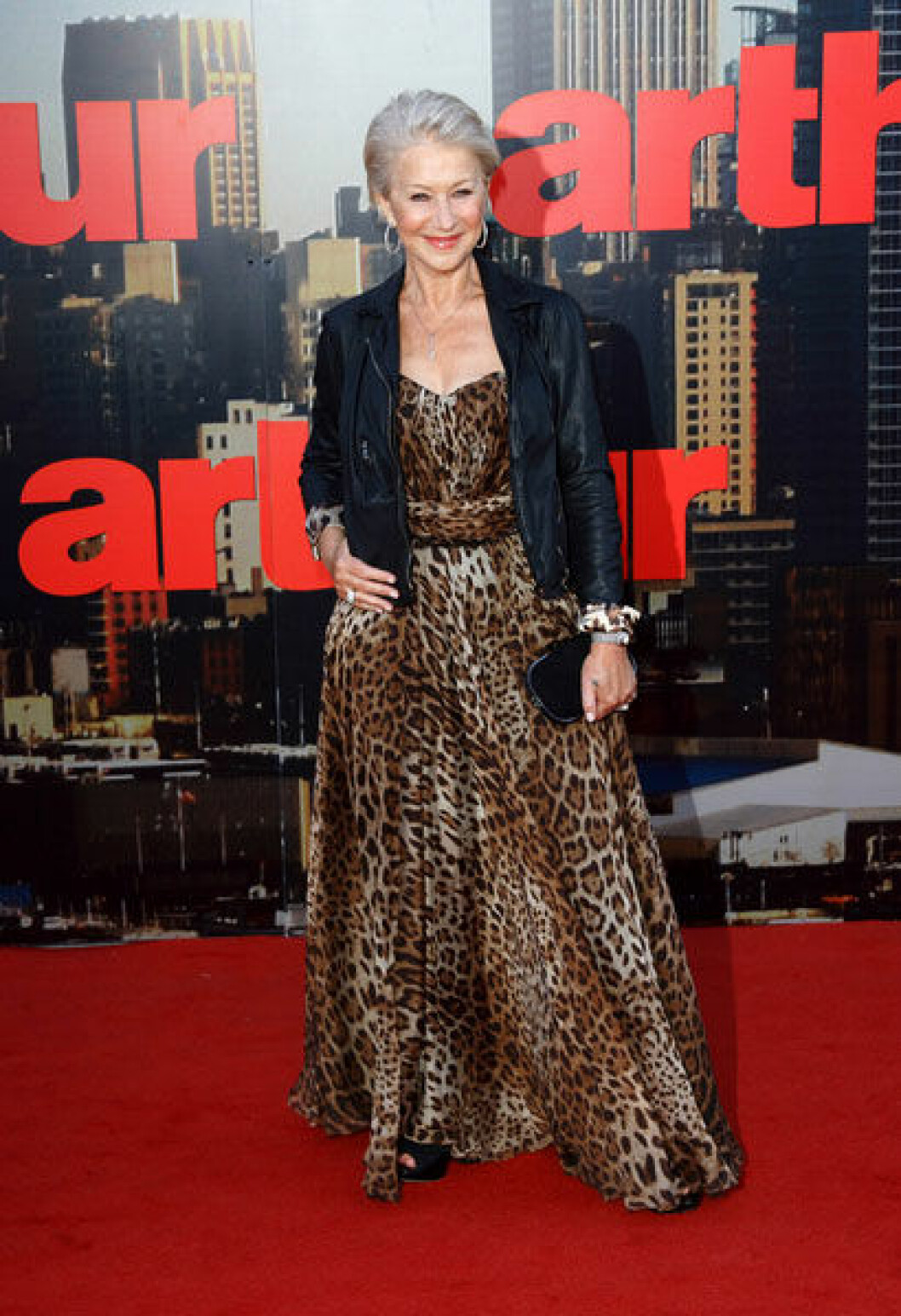 Helen Mirren. Foto från: <a href="http://www.thefashionpolice.net/2011/04/fashion-police-at-the-european-premiere-of-arthur-with-katy-perry-helen-mirren-and-more.html/helen-mirren-animal-print-dress-2" target="_blank">www.thefashionpolice.net</a> helen-mirren