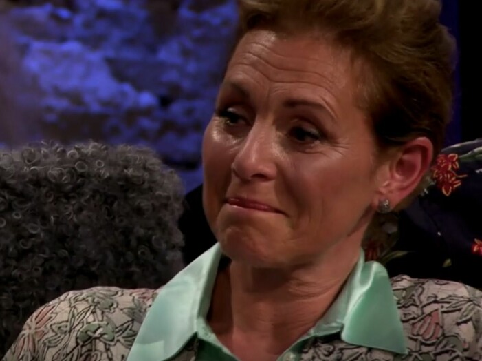 En rörd Helen Sjöholm. Helen Sjöholm i Så mycket bättre.