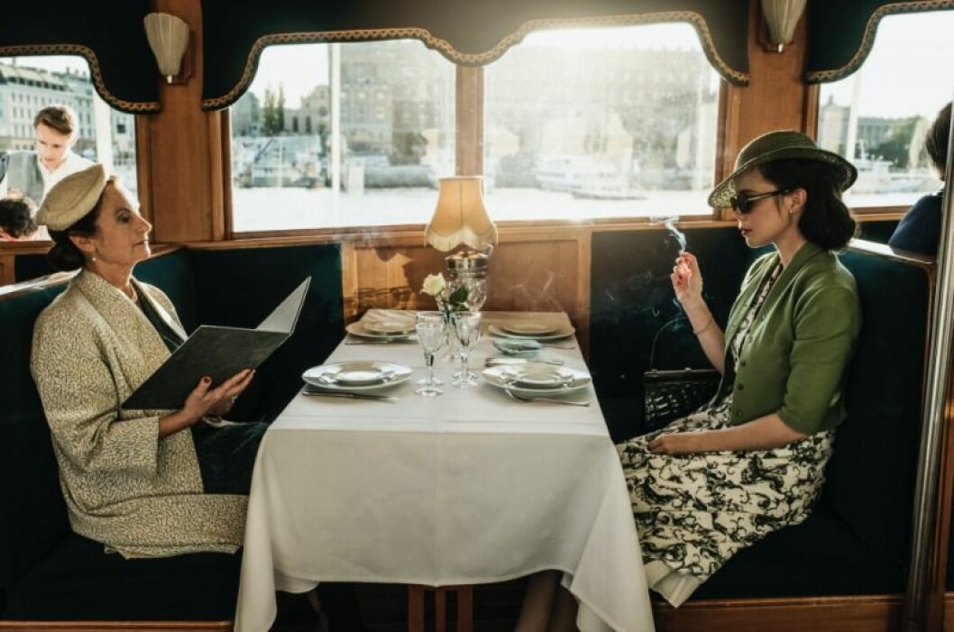 Nina och Helga på väg ut till sommarrestaurangen. Nina och Helga