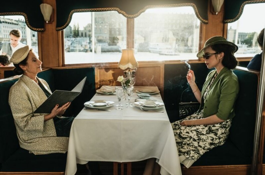 Suzanne Reuter som Helga Löwander och Hedda Stiernstedt i rollen som Nina Löwander. Helga och Nina Löwander vid ett middagsbord mittemot varandra