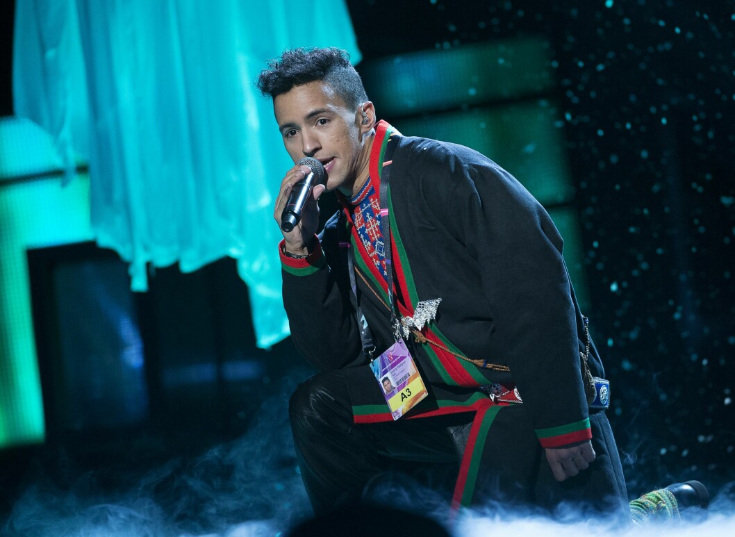 Jon Henrik Fjällgren har tävlat i <span class=" italic" data-lab-italic_desktop="italic">Melodifestivalen</span> 2015, 2017 och 2019. jon henrik i mello