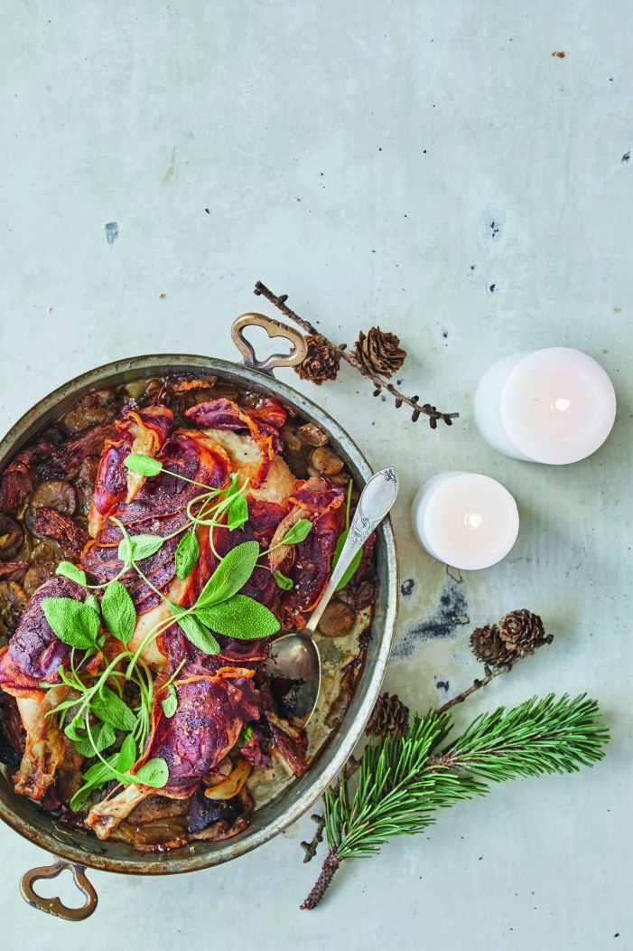Med den italienska pancettan blir kycklingen både saftigare och saltare. Pancetta hittar du i de flesta matvarubutikerna. Helstekt kyckling med rostade jordärtskockor.