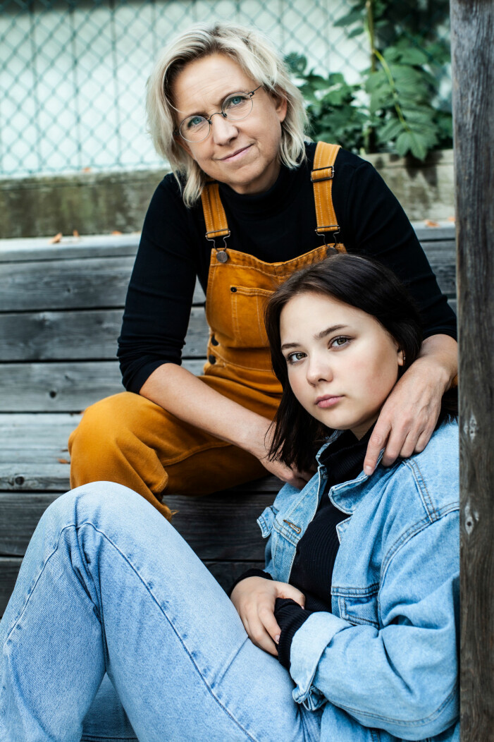 Nadja Yllner har skrivit boken <em>Hon kallades hemmasittare … Om skolan, tårarna och kampen i hallen</em> om dottern Lovas kamp. Nadja Yllner med dottern Lova