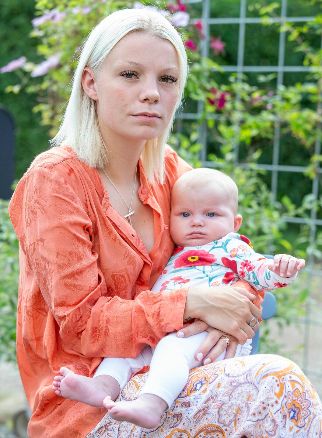 ”Min uppgift som mamma har bara blivit större nu”, säger Liv som ser fram mot att berätta för Aya om hennes pappa. Liv sitter med sin dotter i famnen. Nu är hon ensam förälder efter att mannen dött i en bilolycka.