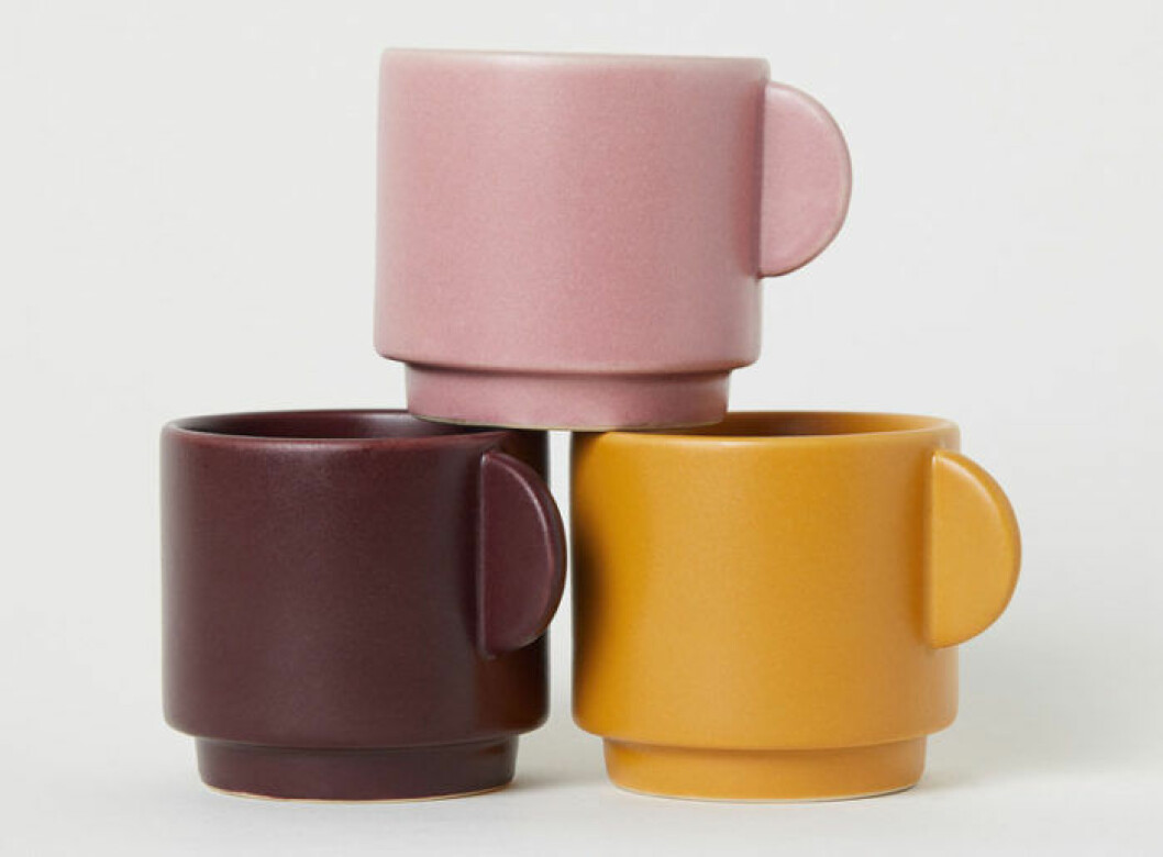 Muggarna från H&M Home är i stengods med en kant nedtill som gör dem lätta att stapla.