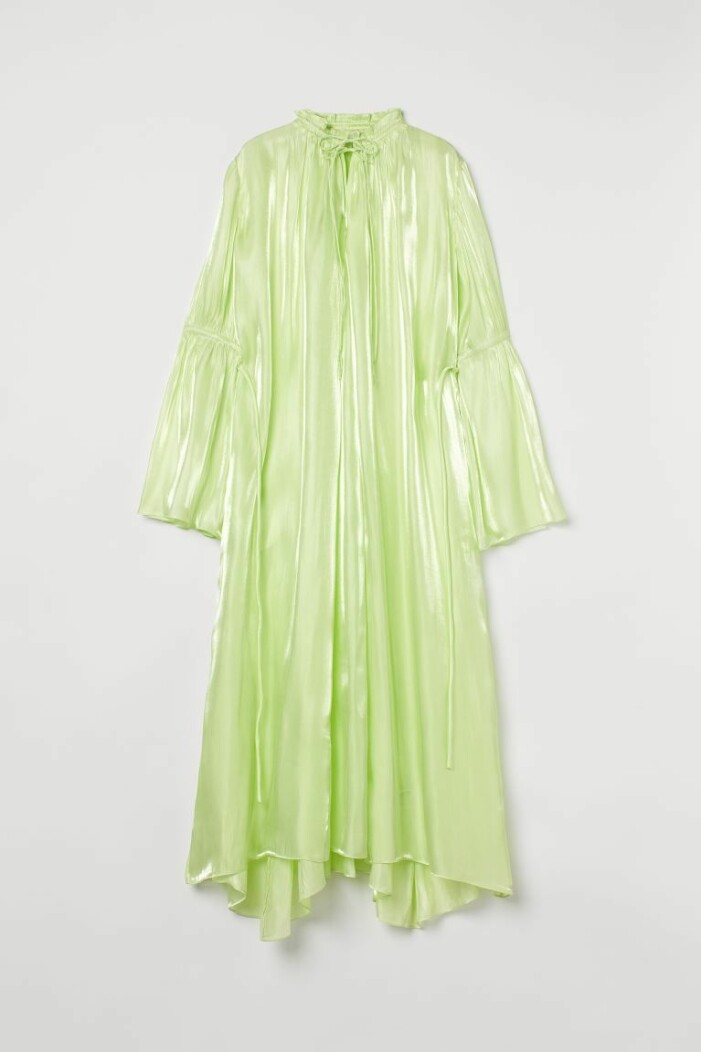 Klänning, 699 kr, H&M. Limegrön/gul maxiklänning med knyt i halsen och långa, vida ärmar. Klänningen är glansig i tyget. Långklänning, H&M.