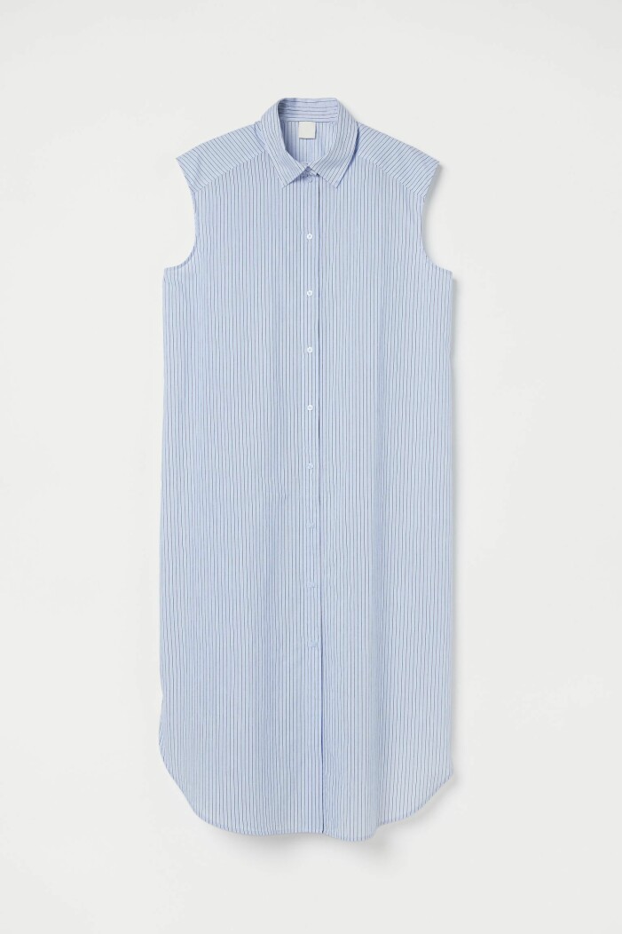 Skjortklänning, H&M. <a target="_blank" rel="nofollow" href="https://track.adtraction.com/t/t?a=1268004454&as=1218462148&t=2&tk=1&epi=an-skjortklanning&url=https://www2.hm.com/sv_se/productpage.1000194002.html">Klicka på bilden för att komma direkt till produkten!</a> Ljusblå och vit randig skjortklänning utan ärmar. Midikängd. Skjortklänning från H&M.