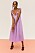 Modell med lavendellila sommarklänning i midimodell med volangdetalj som axelband. Vid klänning från H&amp;M.