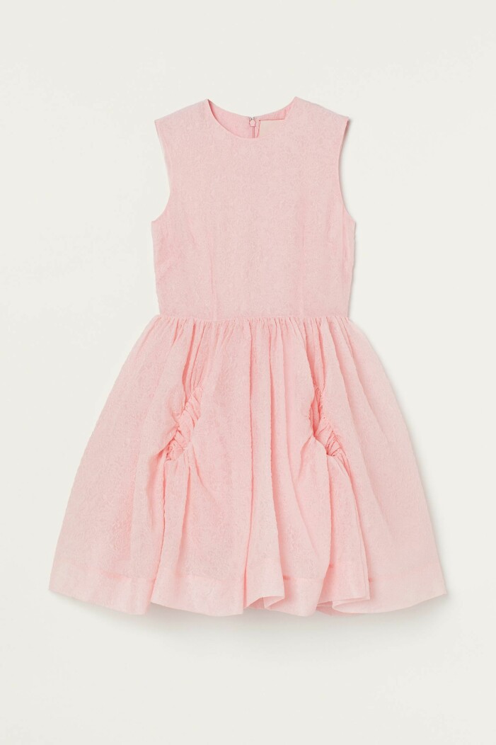 Klänning, 1 299 kr, H&M. Ljusrosa klänning utan ärmar och vid kjol med fickor framtill. Klänning, H&M.