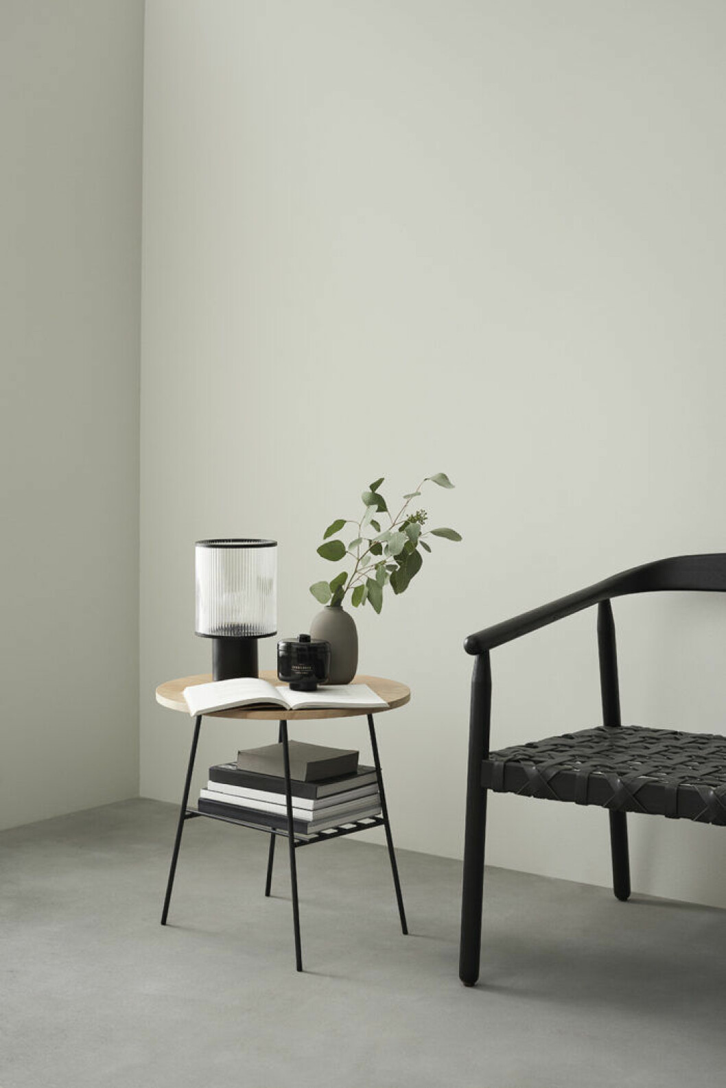 Svart karmstol och sidobord i trä med svarta stålben från H&M Homes mäbelkollektion våren 2109