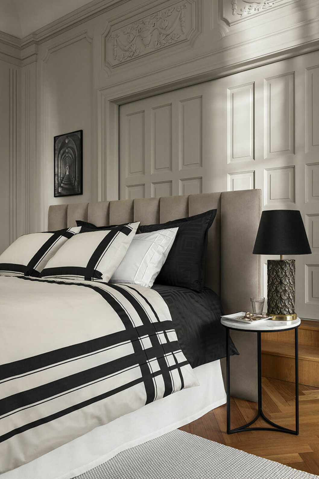 Svartvitt och stilrent i det eleganta sovrummet med hotellkänsla hos H&M Home