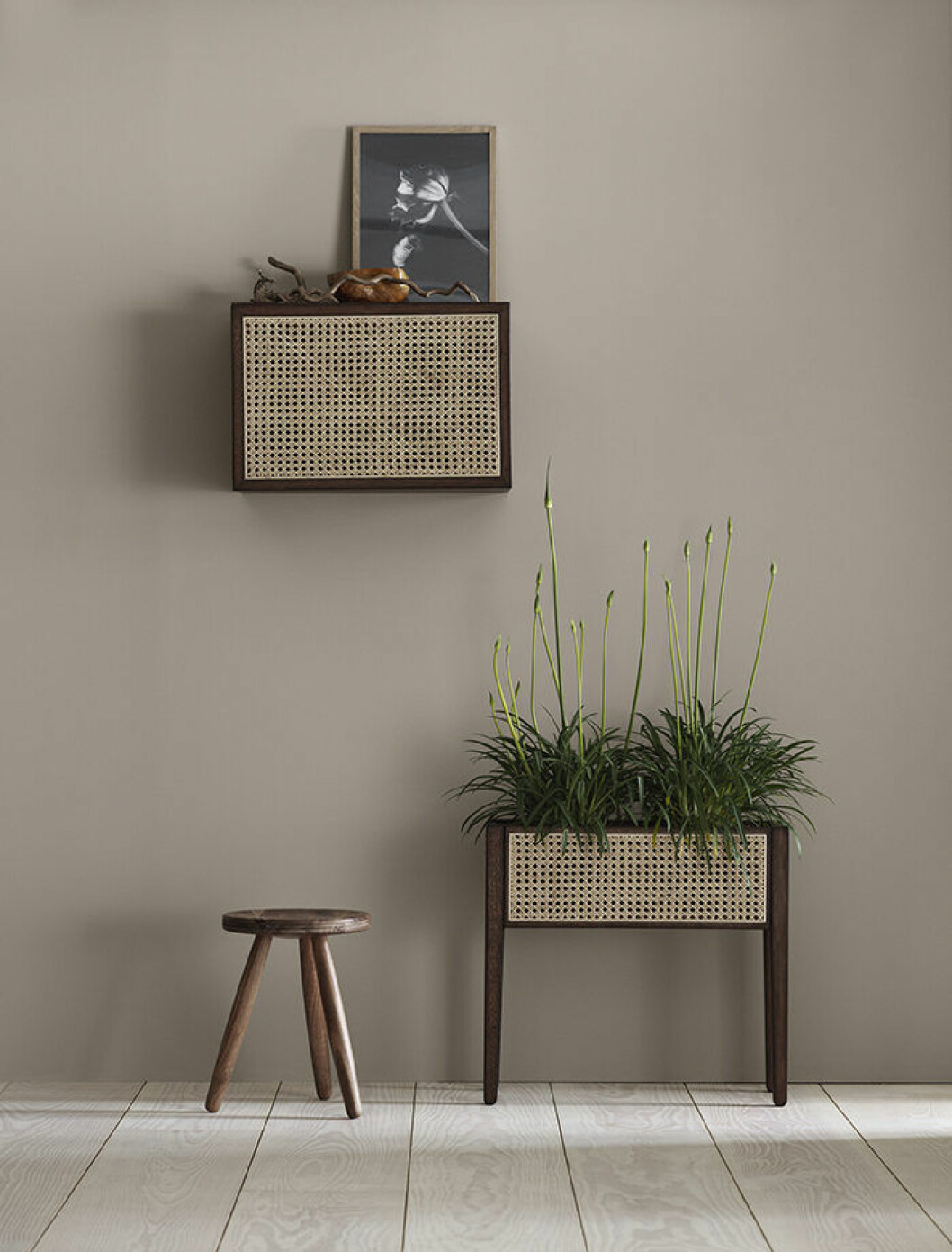 Foto: H&M Home Blombord och vägghängt skåp i rotting från H&M Home hösten 2019